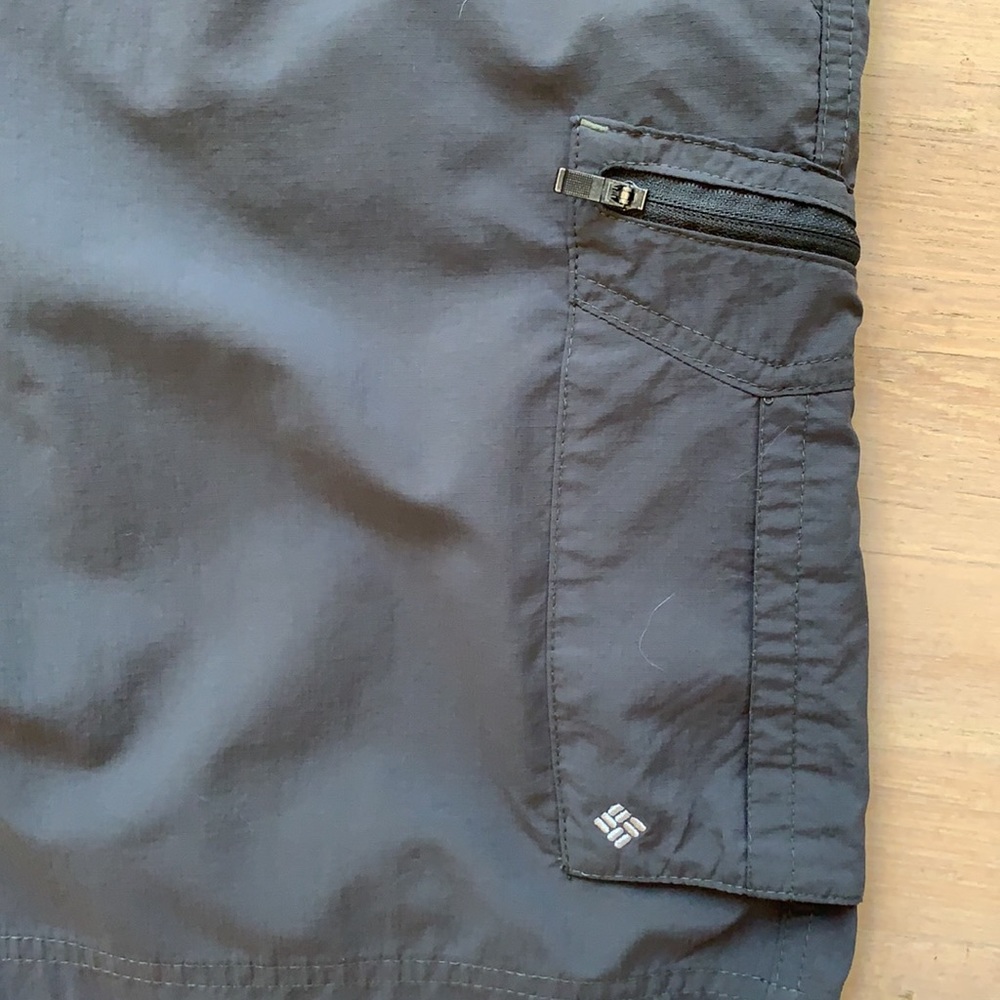 COLUMBIA OMNI-SHADE CARGO SHORTS..LIKE NEW MINT!! - Picture 3 of 12